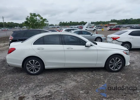 2015 Mercedes-Benz C 300 4Matic z USA, uszkodzony, nr VIN 55SWF4KB1FU081467